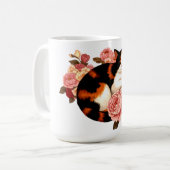 Golden Whiskers: Calico Cat in Rose Reverie Kaffeetasse (Vorderseite Links)
