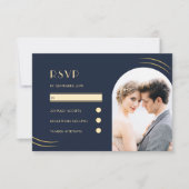 Golden Wisps Dark Blue Foto Wedding RSVP Karte (Vorderseite)