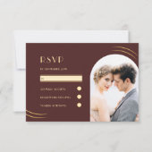 Golden Wisps Dark Burgundy Foto Wedding RSVP Karte (Vorderseite)