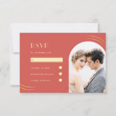 Golden Wisps Lebendes Rotes Foto Hochzeit RSVP Karte (Vorderseite)