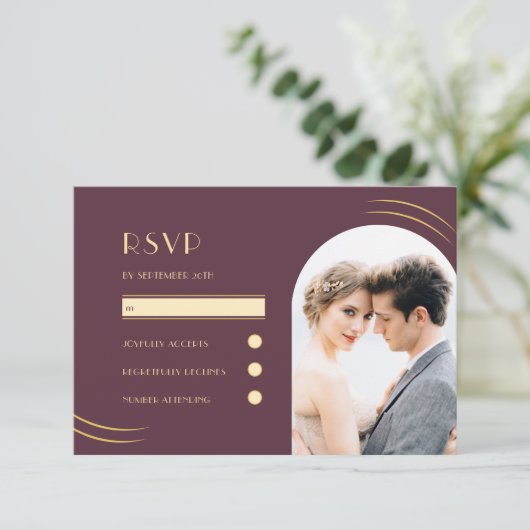 Golden Wisps Plum Foto Hochzeit RSVP Karte (Stehend Vorderseite)