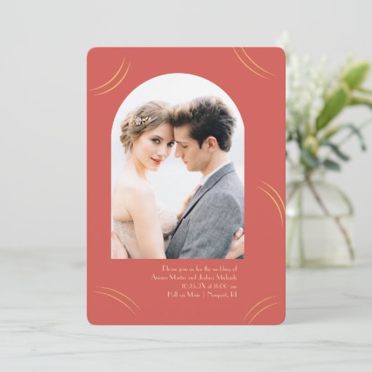 Golden Wisps Zwei-Foto-Rote Hochzeit Einladung (Stehend Vorderseite)