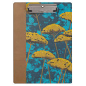 Golden Yarrow Garden mit blauem Hintergrund Klemmbrett (Vorderseite)