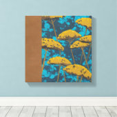 Golden Yarrow Garden mit blauem Hintergrund Leinwanddruck (Insitu (Holzboden))