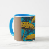 Golden Yarrow Garden mit blauem Hintergrund Tasse (Vorderseite Links)