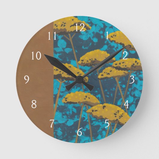Golden Yarrow Garden with Blue Background Runde Wanduhr (Vorderseite)