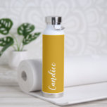 Golden Yellow Personalisiert Wedding Bridesmaid Trinkflasche<br><div class="desc">Gönnen Sie Ihrer Hochzeitsjury oder Ihrer Trauzeugin diese trendige,  vakuumisolierte Wasserflasche,  die ihren Namen in einem weißen Stilisschrift auf einem goldgelben Hintergrund,  der zu Ihrem Hochzeitsfarbenschema passt,  enthält. Stellen Sie die Flasche nach Belieben durch Bearbeiten und Ersetzen des Namens durch Ihren eigenen Namen ein. Wählen Sie Ihre Wasserflasche.</div>