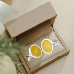 Golden Yellow Solid Color Styliert Monogram Manschetten Knöpfe<br><div class="desc">Ein Paar silber plattierter, runder Manschetten für den modischen Mann, der zu seinem Outfit passt und eine trendige, goldgelbe Farbe mit seinem Namen in weiß, Großbuchstaben und mit weißen, stilisierten Initialen überlagert hat. Personalisieren Sie Ihre Cufflinks, indem Sie den Namen und die Initialen nach Belieben bearbeiten und ersetzen. Ein klassisches...</div>