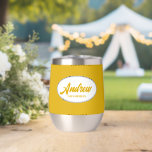 Golden Yellow Stylish Name Wedding Trauzeuge<br><div class="desc">Gönnen Sie Ihrem Hochzeitsreisenden einen Trauzeuge mit diesem personalisierten Edelstahl-Edelstahlwascher,  der in einem weißen,  ovalen Design in einem stilisierten Drehbuch seinen Namen trägt. Hintergrundfarbe und Skript ist ein goldenes Gelb. Personalisieren Sie Ihren Weinwäscher,  indem Sie den Namen mit dem gewünschten Namen bearbeiten und ersetzen. Erhältlich in vielen beliebten Hochzeitsfarben.</div>