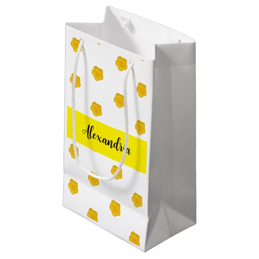 Golden Yellow Wildflower  Monogram Name Gift Bag Kleine Geschenktüte (Vorderseite Schrägansicht)