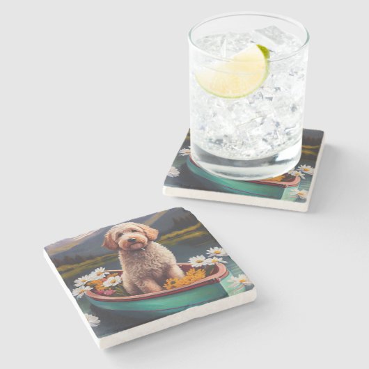 Goldendoodle auf dem Paddle: Ein Landschaftliches Steinuntersetzer (Seitenansicht)