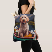 Goldendoodle auf dem Paddle: Ein Landschaftliches  Tasche (Von Nahem)