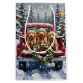 Goldendoodle Christmas Red Truck Holiday Mittlere Geschenktüte (Vorderseite)