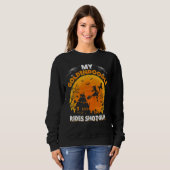 Goldendoodle fährt auf dem Vordersitz Goldendoodl Sweatshirt (Vorne ganz)