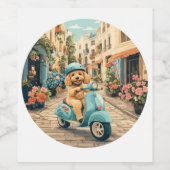 Goldendoodle-Hund fährt auf Roller durch europäisc Weinetikett (Einzelnes Label)