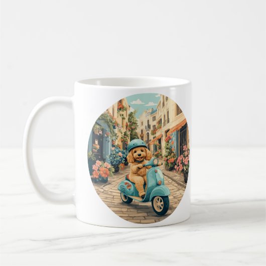 Goldendoodle-Hund fährt Roller durch europäische S Kaffeetasse (Links)