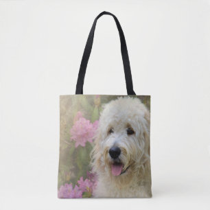 Goldendoodle Hund im Hydrangegarten Tasche