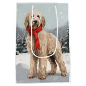 Goldendoodle Hund im Schnee Weihnachten Mittlere Geschenktüte (Rückseite)