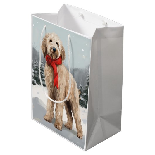 Goldendoodle Hund im Schnee Weihnachten Mittlere Geschenktüte (Rückseite Schrägansicht)