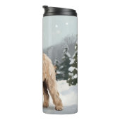 Goldendoodle Hund im Schnee Weihnachten Thermosbecher (Nach rechts gedreht)