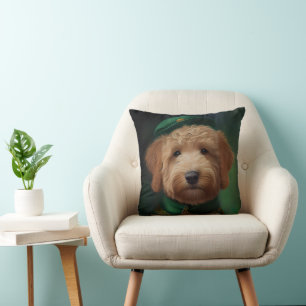 Goldendoodle-Hund im St. Patrick's Day-Kleid Kissen