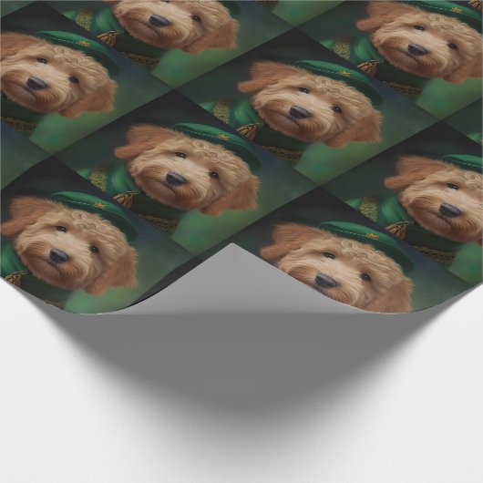 Goldendoodle Hund in St. Patrick's Day Dress Geschenkpapier (Ecke)
