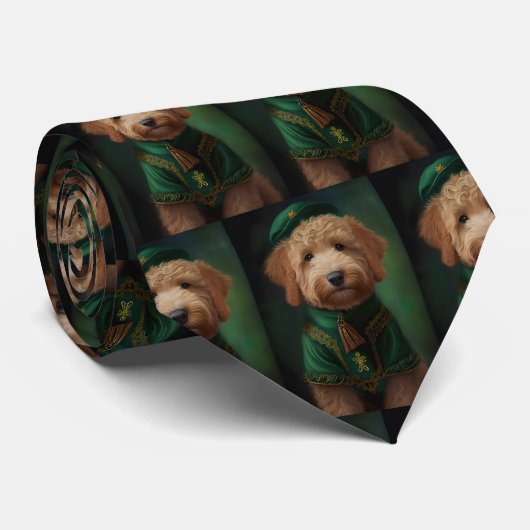 Goldendoodle Hund in St. Patrick's Day Dress Krawatte (Gerollt)