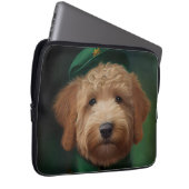 Goldendoodle Hund in St. Patrick's Day Dress Laptopschutzhülle (Vorne Rechts)
