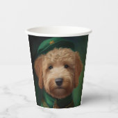 Goldendoodle Hund in St. Patrick's Day Dress Pappbecher (Vorderseite)