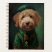 Goldendoodle Hund in St. Patrick's Day Dress Planer (Vorderseite)