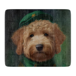 Goldendoodle Hund in St. Patrick's Day Dress Schneidebrett