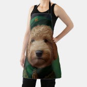 Goldendoodle Hund in St. Patrick's Day Dress Schürze (InSitu)