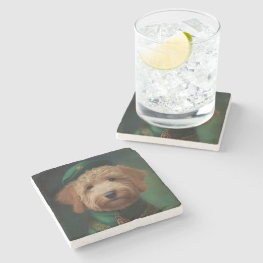 Goldendoodle Hund in St. Patrick's Day Dress Steinuntersetzer (Seitenansicht)