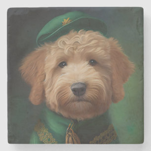 Goldendoodle Hund in St. Patrick's Day Dress Steinuntersetzer