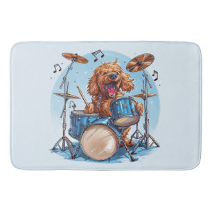 Goldendoodle Hund spielt Schlagzeug Badematte