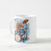 Goldendoodle Hund spielt Schlagzeug Kaffeetasse (Vorderseite Links)