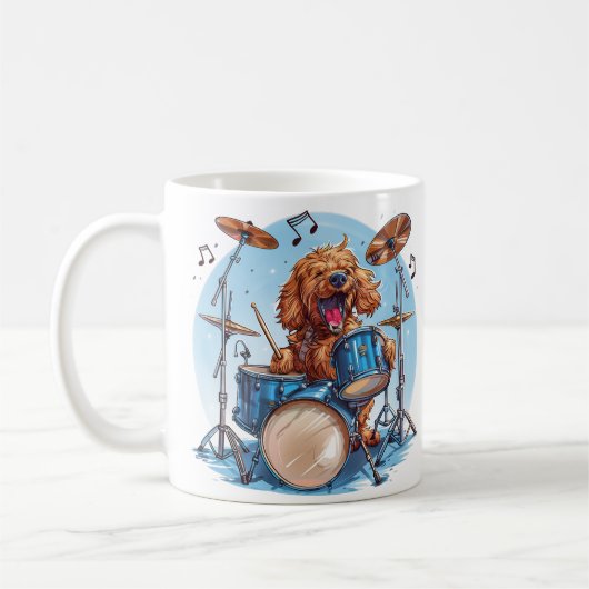 Goldendoodle Hund spielt Schlagzeug Kaffeetasse (Links)