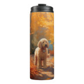 Goldendoodle im Herbst Leaves Fall Inspiriert Thermosbecher (Vorderseite)