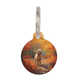 Goldendoodle im Herbstlaubfall inspiriert Haustiermarke