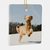 Goldendoodle läuft durch das Feld Keramikornament (Rechts)