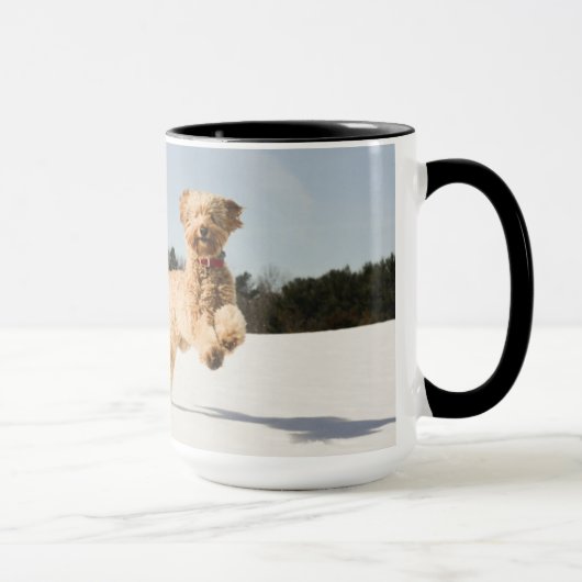 Goldendoodle läuft durch Felder Tasse (Rechts)