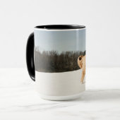 Goldendoodle läuft durch Felder Tasse (Vorderseite Links)