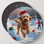 Goldendoodle läuft im Schnee mit Weihnachtshut Button (Vorne & Hinten)