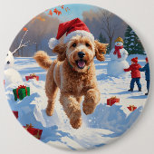 Goldendoodle läuft im Schnee mit Weihnachtshut Button (Vorderseite)
