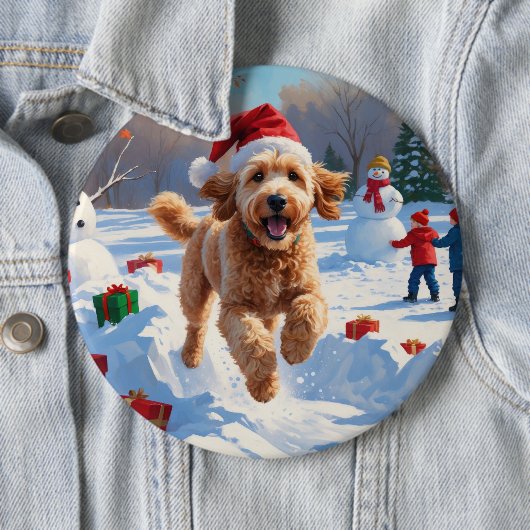 Goldendoodle läuft im Schnee mit Weihnachtshut Button (Beispiel)