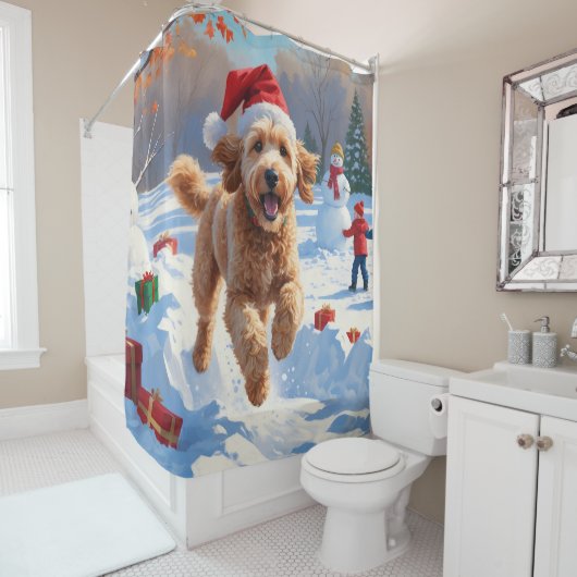 Goldendoodle läuft im Schnee mit Weihnachtshut Duschvorhang (Beispiel)