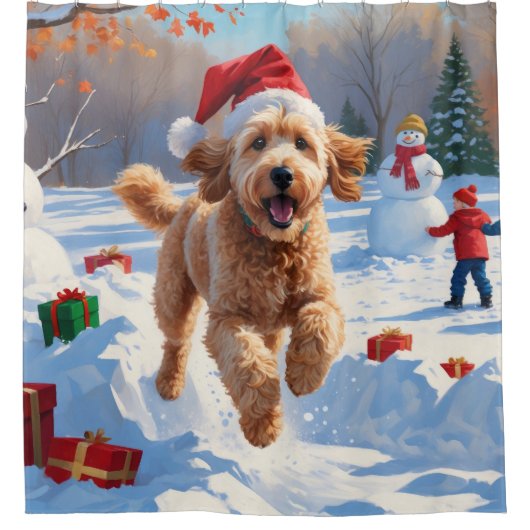 Goldendoodle läuft im Schnee mit Weihnachtshut Duschvorhang (Vorderseite)