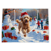 Goldendoodle läuft im Schnee mit Weihnachtshut Große Geschenktüte (Vorderseite)