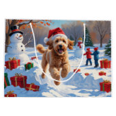 Goldendoodle läuft im Schnee mit Weihnachtshut Große Geschenktüte (Rückseite)