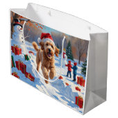 Goldendoodle läuft im Schnee mit Weihnachtshut Große Geschenktüte (Rückseite Schrägansicht)